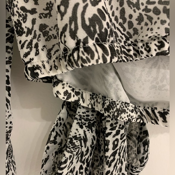 Dynamite printed blouse size small. - Picture 7 of 7